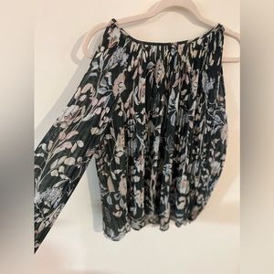 Women| LC accordion Shoulder Blouse